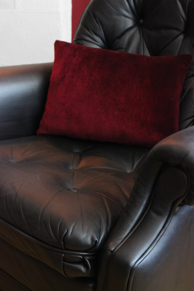 How to Paint a Leather Chair  Painting leather, Leather chair, Paint  leather couch
